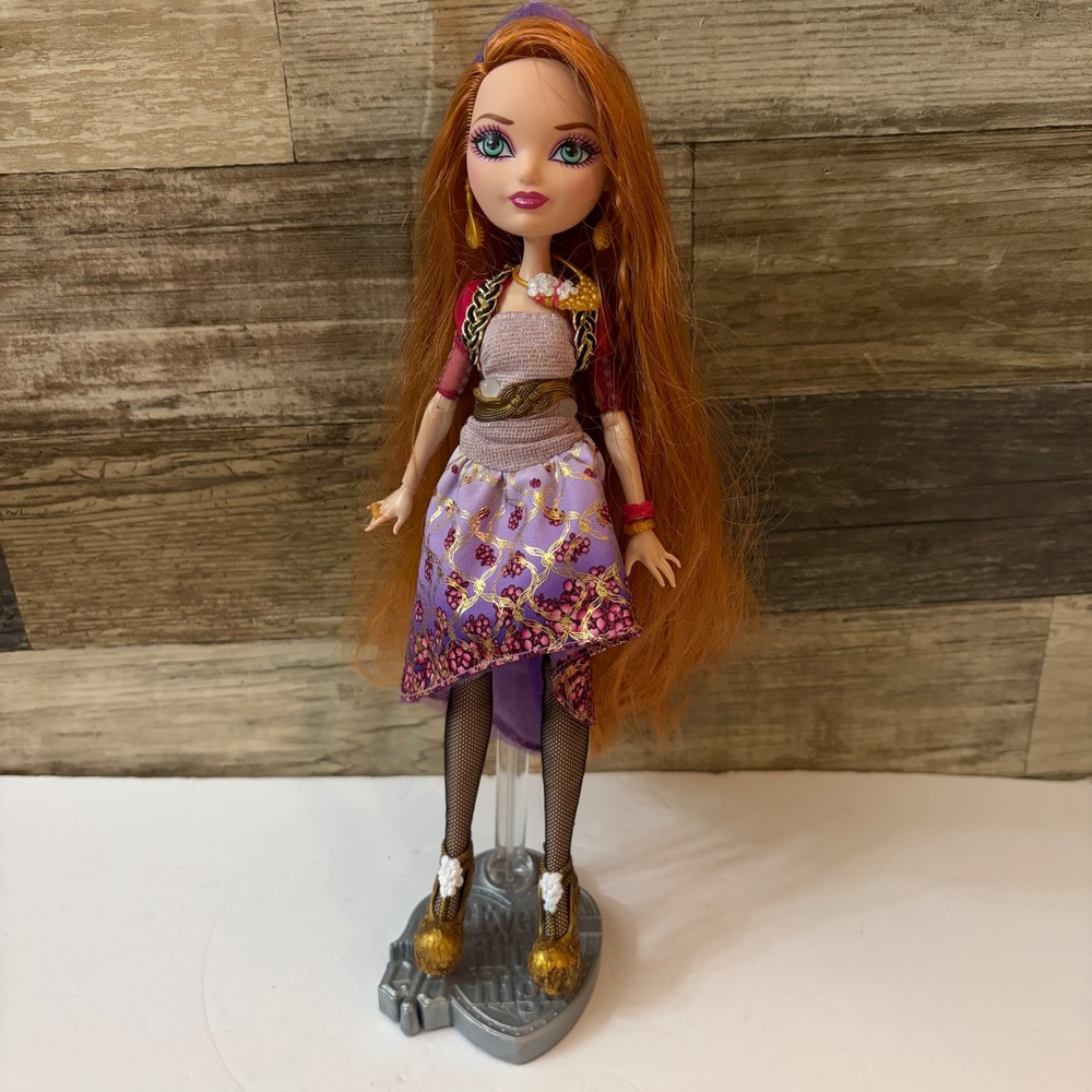 Ever After High Spring Unsprung Holly OHair Doll Ginger Hair Gold Shoes Stand